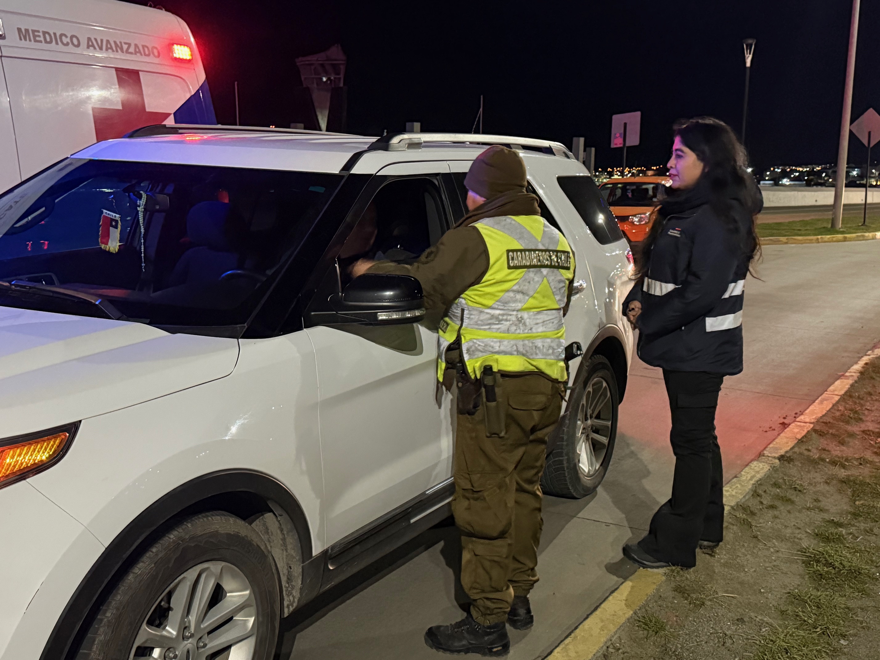 Un carabinero revisa los documentos de un conductor